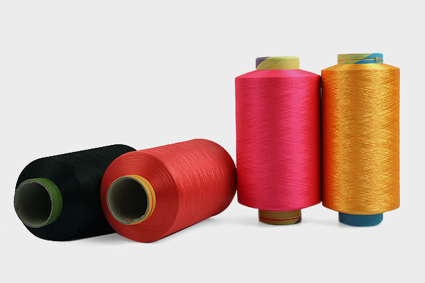 Polyesterové priadze sú obľúbenou voľbou pre textilný priemysel kvôli ich vlastným vlastnostiam pevnosti a odolnosti