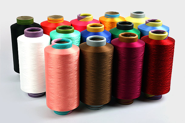 Aké sú kľúčové výhody používania polyesterových priadzí DTY v textilných aplikáciách a ako ich výrobný proces prispieva k ich popularite a širokému použitiu v textilnom priemysle?