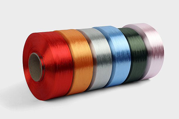 Polyesterová priadza farbená dopovaním je typ textilného vlákna, ktoré sa vyrába chemickou polymerizáciou etylénu a farbiva.