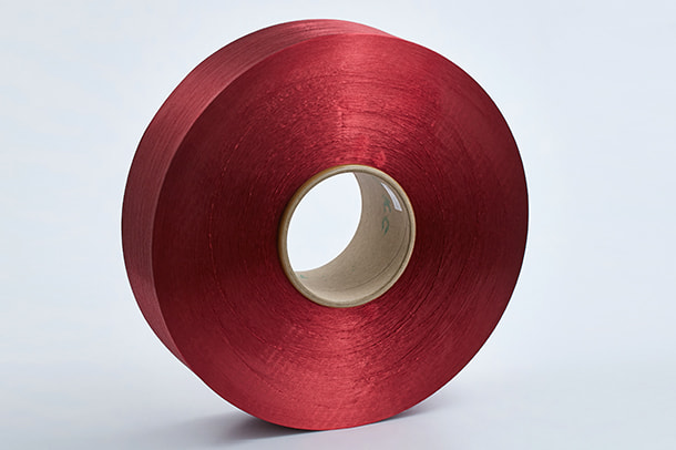 Polyesterová priadza je obľúbené vlákno, ktoré sa používa na výrobu širokej škály produktov